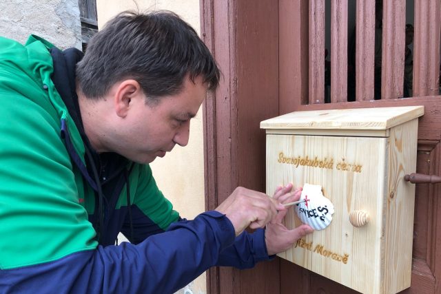 Dřevěné boxy označené bílou mušlí najdou lidé u kostelů nebo kaplí | foto: Vlasta Gajdošíková,  Český rozhlas