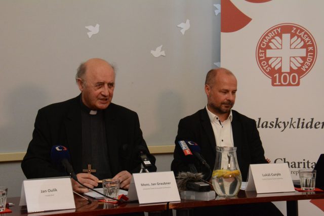 Arcibiskup Jan Graubner a ředitel Charity Česká republika Lukáš Curylo | foto: Jana Šustová,  Český rozhlas