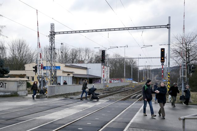 Bezpečně můžou lidé trať v Blansku přejít jen v jediném místě – u zastávky Blansko-město | foto: Anna Vavríková,  MAFRA / Profimedia