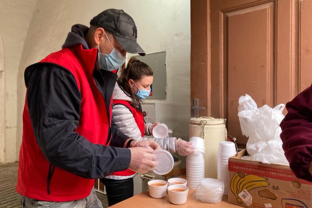 Ve znojemské charitě přibylo lidí,  kteří si chodí pro pravidelné polévky pro chudé | foto: Karolína Wernerová,  Český rozhlas