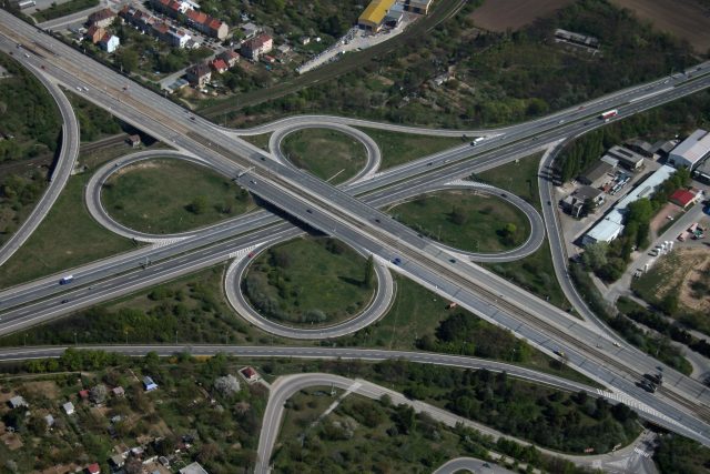 Letecký pohled na křížení dálnic D1 a D2 v Brně | foto: Jiří Berger,  ČTK