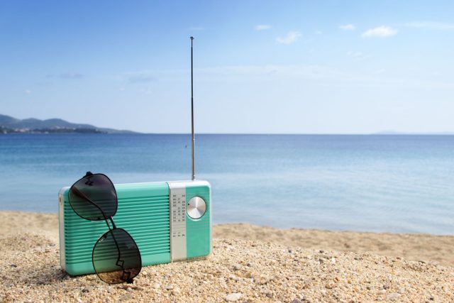Poslouchání rádia na pláži | foto: Shutterstock