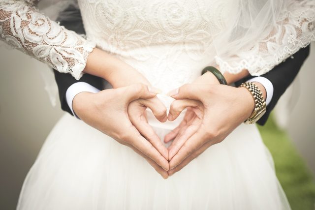 svatba,  manželství,  láska,  srdce | foto:  Takmeomeo,  Pixabay,  Licence Pixabay