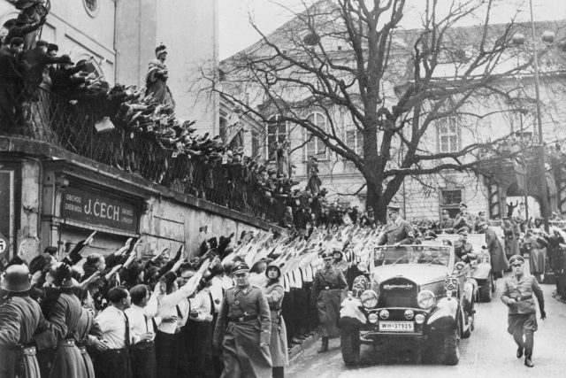 Adolf Hitler na návštěvě v Brně. V pozadí dnešní Nová radnice | foto: Fotobanka Profimedia