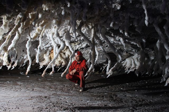 Evžen Janoušek fotí v solné jeskyni v Íránu | foto: Evžen Janoušek