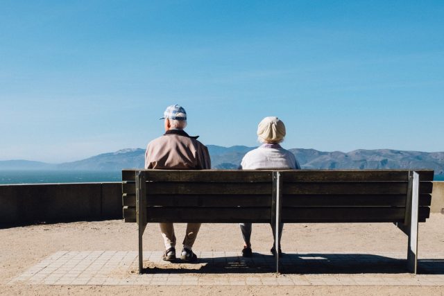 Jak se Češi dívají na odsunutí hranice odchodu do penze? | foto: Matt Bennett / Unsplash