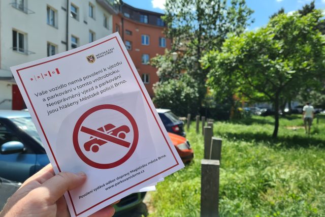 Brno zpoplatnilo vjezd a parkování aut v některých vnitroblocích. Týká se to devíti míst převážně v centru | foto: Tomáš Kremr,  Český rozhlas