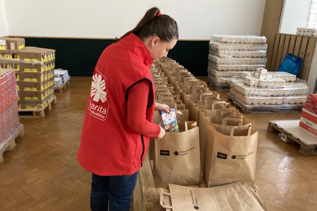 Oblastní charita Znojmo,  potravinová pomoc pro seniory a samoživitele | foto: Petr Tichý,  Český rozhlas
