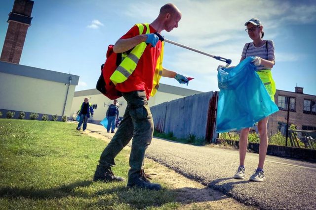 Bezdomovci pomáhají s úklidem města | foto: Jan Kopřiva,  Český rozhlas