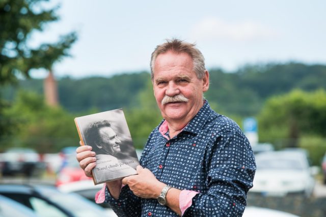 Josef Holcman s knihou Karel chodí po zemi | foto: Zdeněk Němec,  MAFRA / Profimedia