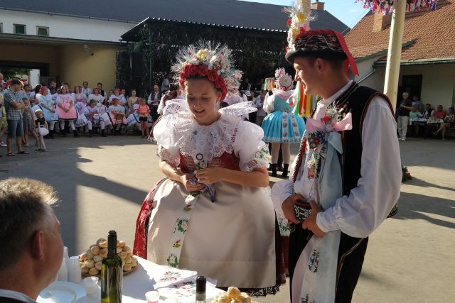 V Němčičkách si krojovaná děvčata „kupují“ své zavedení stárkem k tanci | foto: Věra Colledani