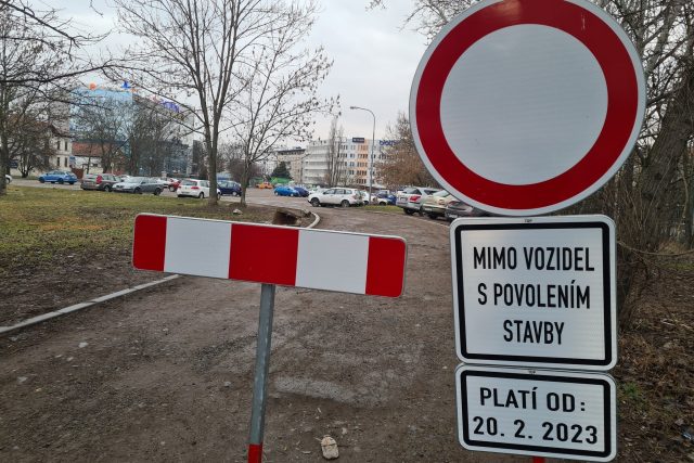 Aby stavba parkovacího domu mohla začít,  musí řidiči plochu pro zhruba tři stovky aut vyklidit | foto: Tomáš Kremr,  Český rozhlas