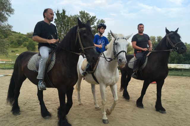 Na ranči u Buchlovic se učí jezdit na koni letošní král Jakub Nenička  | foto: Karolína Wernerová,  Český rozhlas