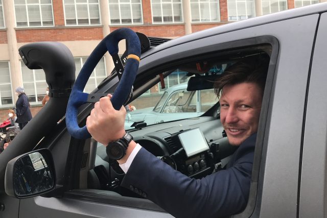 Expedice Z101,  Tomáš Vaňourek s odnímacím volantem speciálu | foto: Petra Kopásková,  Český rozhlas