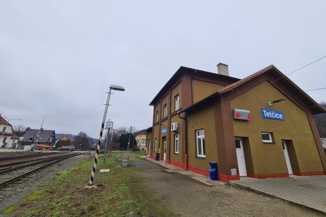 V Tetčicích vznikne nová zastávka s nástupišti,  která budou končit u stávajícícho železničního přejezdu | foto: Tomáš Kremr,  Český rozhlas