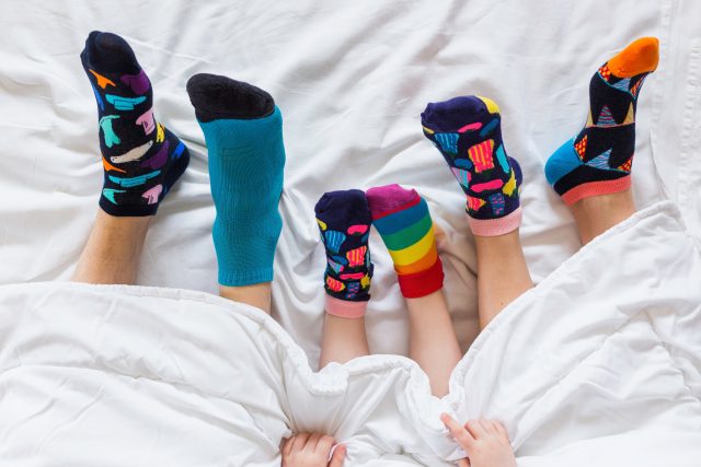 Nesourodý pár ponožek – symbol Světového dne Downova syndromu | foto: Profimedia
