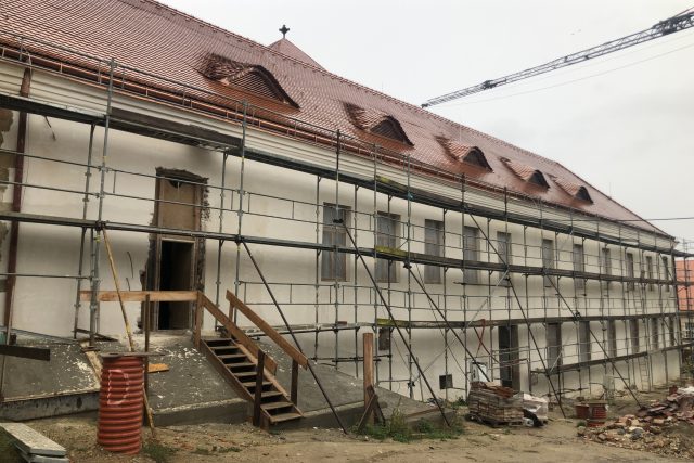 Dělníci dokončili opravu fasády,  výměnu oken a novou střechu | foto: Petr Tichý,  Český rozhlas