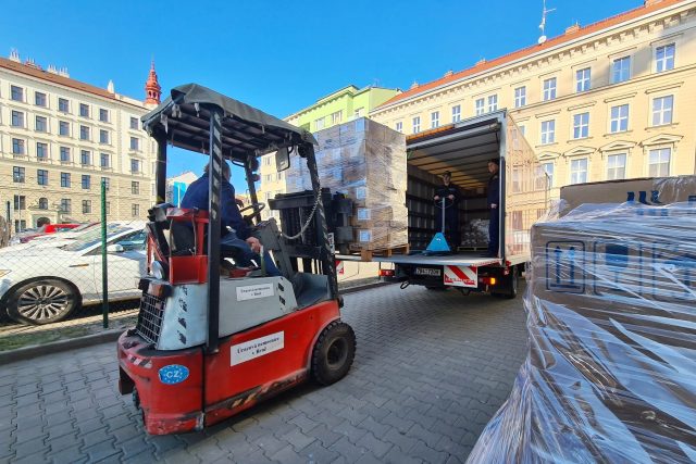 Z Brna po pár dnech odkladů vyjíždí první humanitární pomoc na Ukrajinu | foto: Tomáš Kremr,  Český rozhlas