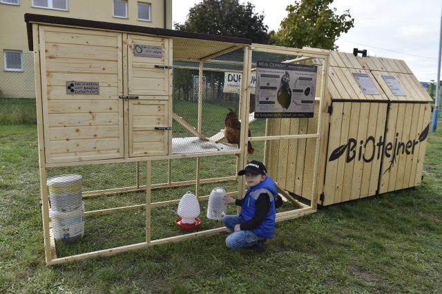 Netradiční nástroj na likvidaci bioodpadu mají k dispozici obyvatelé břeclavského sídliště Na Valtické | foto: Václav Šálek,  ČTK