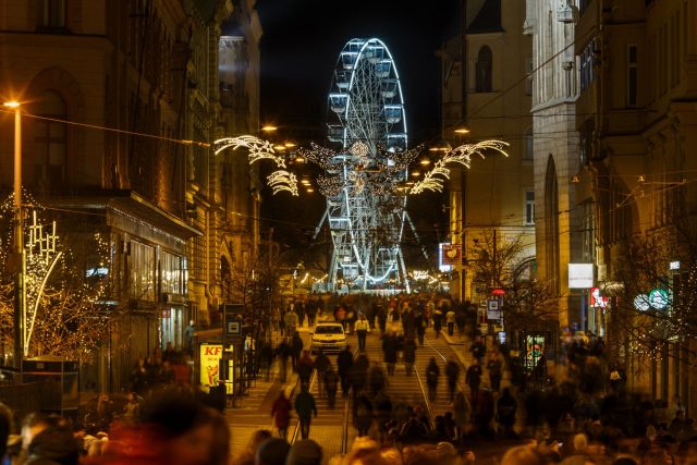 Adventní vyhlídkové kolo dominuje nově zrekonstruovanému parku na Moravském náměstí | foto: Robert Vystrčil,  Turistické informační centrum Brno