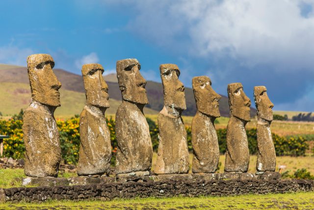 Sochy moai na Velikonočním ostrově | foto: Fotobanka Profimedia