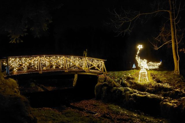 Vánočně osvětlený je i most k rybníku | foto: Irena Šarounová,  Český rozhlas