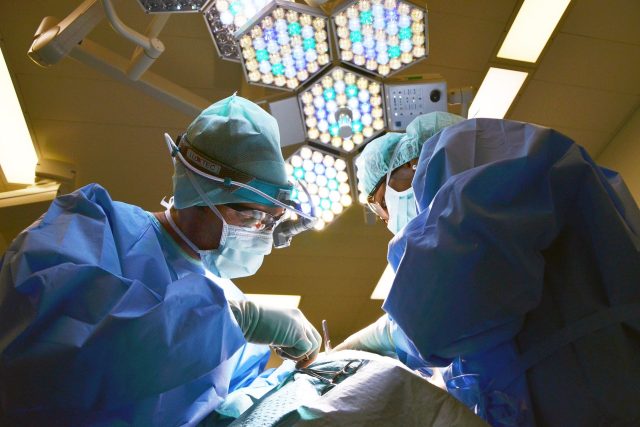 Lékaři při operaci  (ilustrační foto) | foto: Fotobanka Pixabay