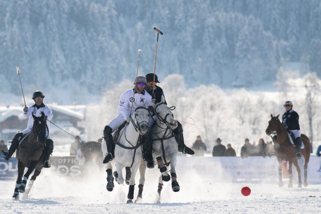 Snow polo ve Svatém Mořici  (leden 2019). Podobná atmosféra se má přenést i na pardubické závodiště | foto: Profimedia