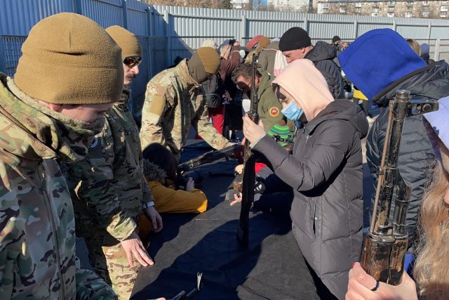 Ukrajinci se chystají na válku,  v Mariupolu se učily zacházet se zbraní třeba i ženy nebo senioři | foto: Martin Dorazín,  Český rozhlas