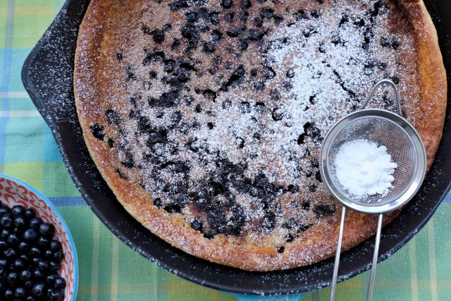 Borůvkový koláč na litinové pánvi je hotový přesně za 30 minut. | foto: Dagmar Heřtová,  Český rozhlas