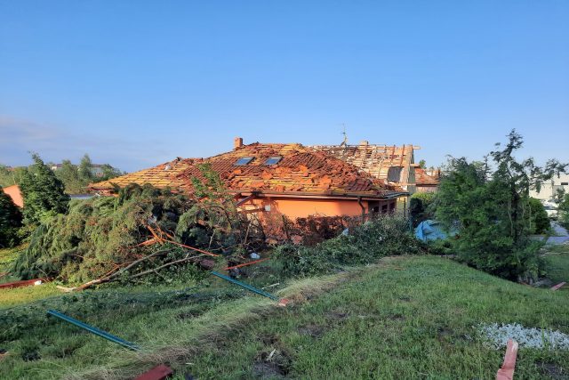 Poškozená střecha domu v Hodoníně,  kde někteří obyvatelé už začaly své domy opravovat | foto: Patrik Salát,  Český rozhlas