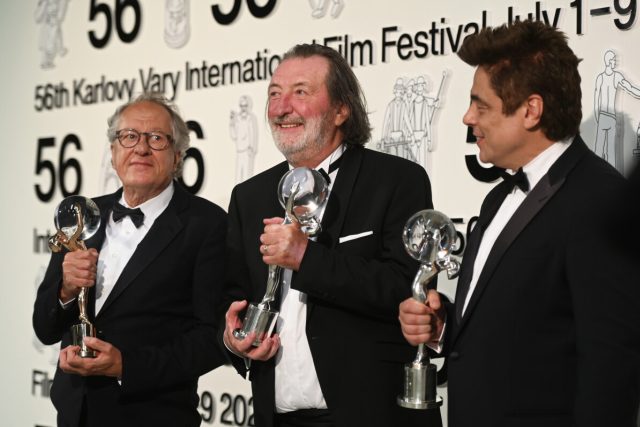 Na závěrečném ceremoniálu festivalu v Karlových Varech byli oceněni herci  (zleva) Geoffrey Rush,  Bolek Polívka a Benicio del Toro | foto: Film Servis Festival Karlovy Vary