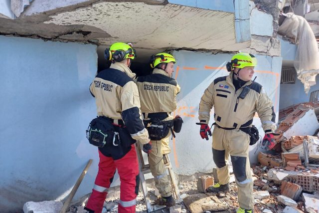Záchranářské práce speciálních jednotek českých hasičů v troskách po zemětřesení v Turecku | foto: Hasičský záchranný sbor ČR