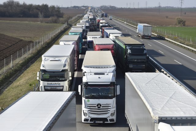 Kolona na dálnici D2 směrem na hraniční přechod na Slovensko. | foto: ČTK