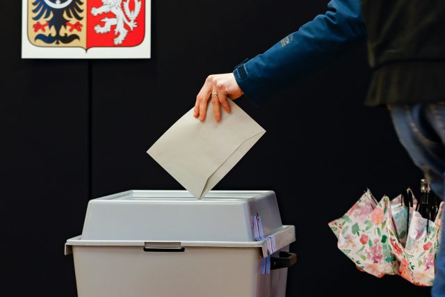 Volební účast v prezidentských volbách se dopoledne pohybovala nejčastěji mezi 50 a 55 procenty | foto: Petr Hloušek,  ČTK