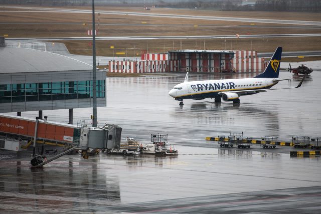 Letadlo společnosti Ryanair na letišti | foto: René Volfík,  iROZHLAS.cz