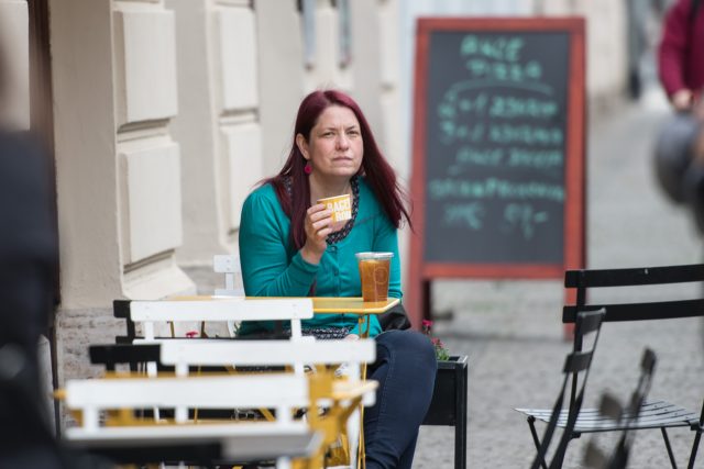 Žena na restaurační zahrádce | foto: René Volfík,  iROZHLAS.cz