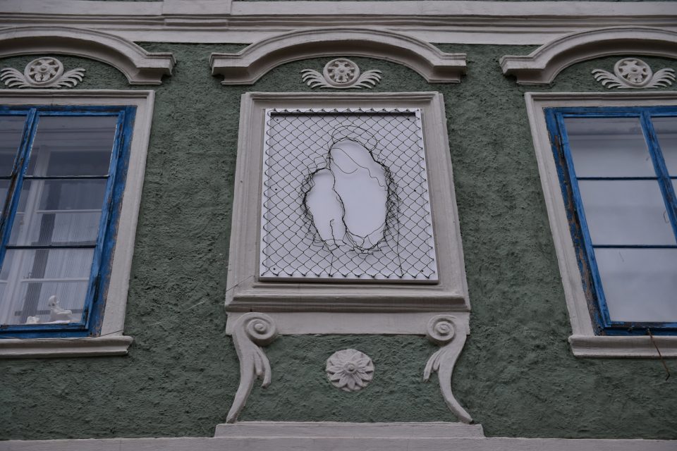 Krumlovská madona je z drátěného pletiva. Vytvořil ji umělec Týc ze skupiny Ztohoven | foto: ČTK