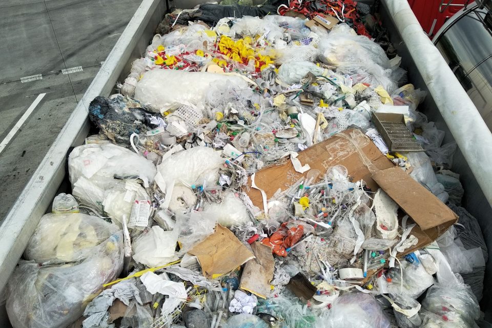 Při kontrole nákladního vozu na dálnici D55 na Zlínsku odhalili celníci náklad směsného odpadu z Itálie,  ke kterému neměl řidič správné doklady | foto: Celní správa ČR