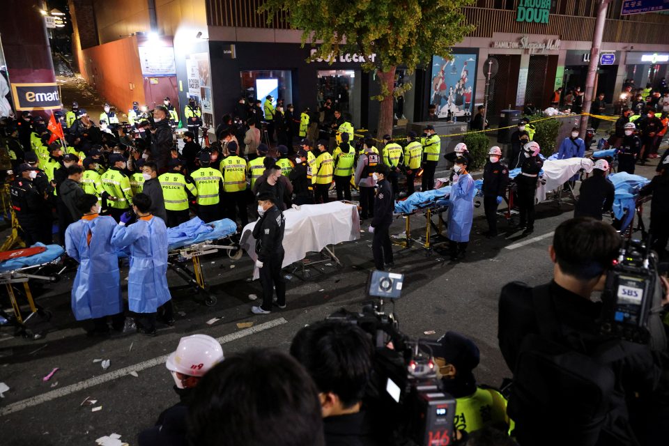 Nejméně 59 lidí zemřelo v tlačenici při oslavách Halloweenu v jihokorejském hlavním městě Soulu. Dalších zhruba 150 lidí bylo zraněno | foto: Kim Hong-ji,  Reuters