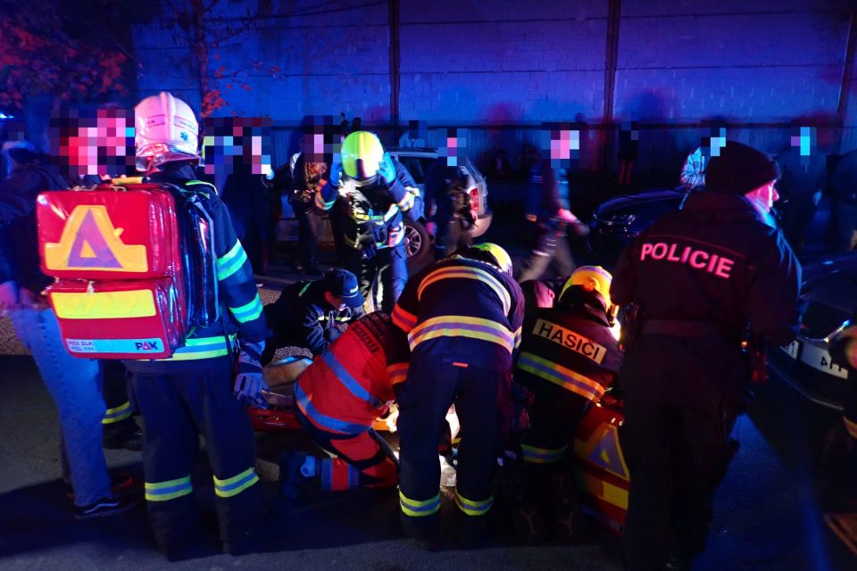 Na místě neštěstí zasahovaly také tři jednotky hasičů | foto: HZS Zlínského kraje