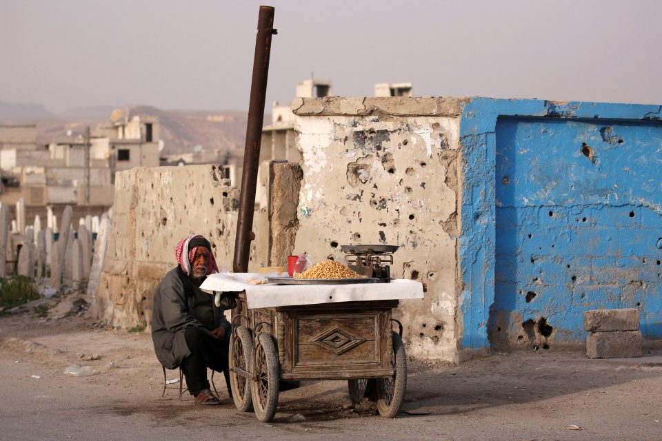 Obchodník z předměstí Damašku čeká na zákazníky  (březen 2021) | foto: Reuters