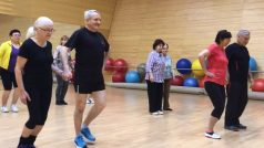 Brněnští senioři tančí pod dohledem vědců. Pomůže cvičení v boji s Alzheimerovou chorobou?