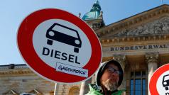 Protestující proti vjezdu dieselových aut ze skupiny Greenpeace.