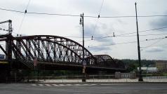 Přes pražský železniční most už nepřejdete. Praha v pátek uzavřela lávky, které vedou z obou stran kolejí, protože jsou v havarijním stav.