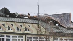 Silný vítr odfoukl plechovou střechu na budově základní školy v Brně-Líšni v ulici Horníkova.