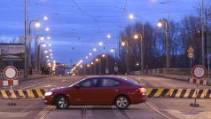 Pražský Libeňský most je od pátku do odvolání uzavřen pro automobily i tramvaje. Část je v havarijním stavu